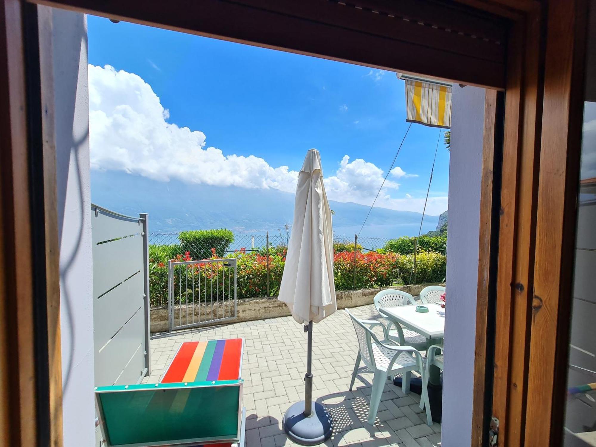 Bellavista Lago Apartment Patio And View By Gardadomusmea Pieve  المظهر الخارجي الصورة